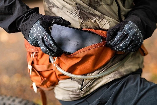 Dakine Hot Laps 5L Waist Hydration Bag 16 Dakine Hot Laps 5L Waist Hydration Bag - Image 14