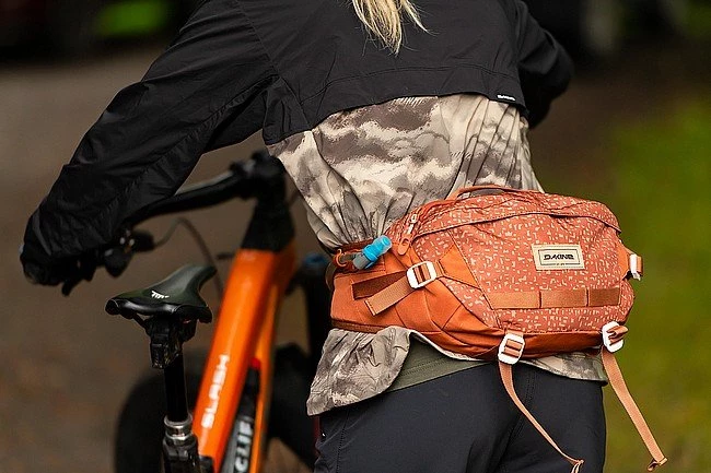 Dakine Hot Laps 5L Waist Hydration Bag 18 Dakine Hot Laps 5L Waist Hydration Bag - Image 16